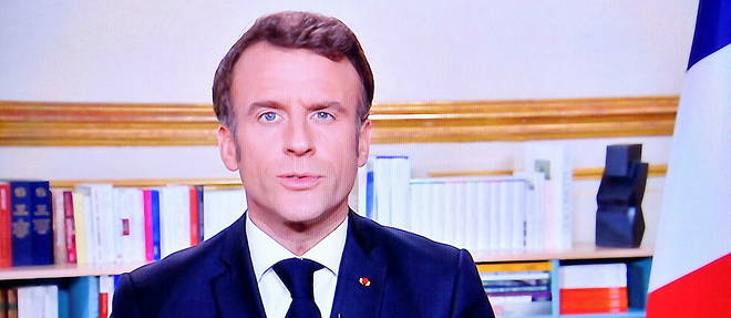 Emmanuel Macron a choisi un decor sobre.
