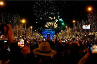La foule retrouve les Champs-&Eacute;lys&eacute;es pour le Nouvel An