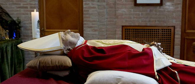 Le Vatican a diffuse les premieres images du corps de l'ex-pape Benoit XVI.
