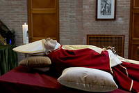Le Vatican a diffusé les premières images du corps de l'ex-pape Benoît XVI.
