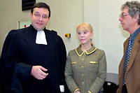 L'avocat Yann Streiff (à g.), en compagnie de Michèle Taburno-Vasarely et son époux, Jean-Pierre Vasarely, fils cadet du peintre Victor Vasarely,  le 11 décembre 2001 à Aix-en-Provence.
