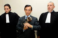 Charles Debbasch, president de la Fondation Vasarely de 1981 a 1993, pose entoure de ses avocats, M e  Silvio Rossi-Arnaud (G) et M e  Jean-Dominique Louichi (D), le 14 novembre 2001 au tribunal correctionnel d'Aix-en-Provence.
