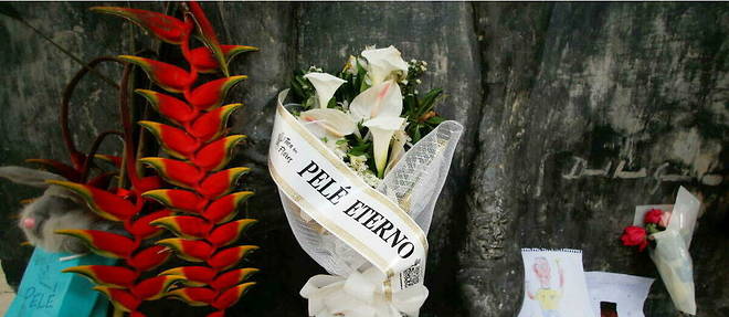 Des bouquets de fleurs ornent deja un buste et une statue de Pele eriges a l'exterieur du Vila Belmiro.
