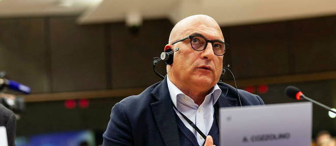 L'eurodepute italien Andrea Cozzolino est concerne par la decision du Parlement europeen.
