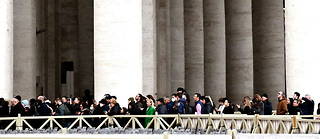 Environ 65 000 personnes ont patiente, lundi 2 janvier 2023, pour rendre un dernier hommage au pape Benoit XVI a la basilique Saint-Pierre.
