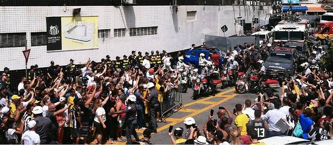 230 000 personnes sont venues se receuillir devant le cerceuil de Pele au stade du Santos FC, ou le footballeur a bati sa legende. 
