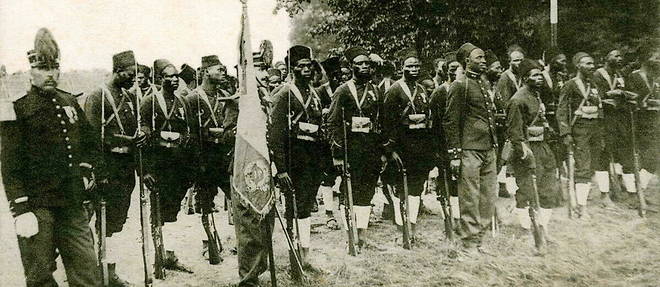 << Le drapeau des troupes noires qui decimerent la garde prussienne >>, carte postale de 1915.
