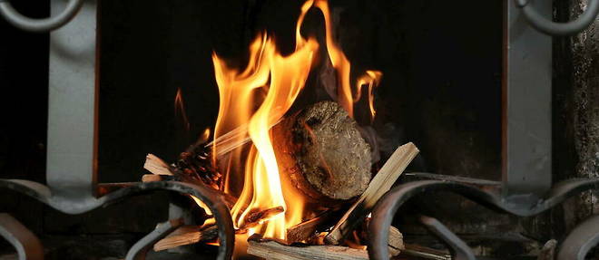 Chauffage au bois avec cheminee d'agrement.
