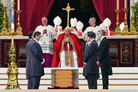 Obs&egrave;ques de Beno&icirc;t XVI&nbsp;: le pape Fran&ccedil;ois lui a rendu un dernier hommage