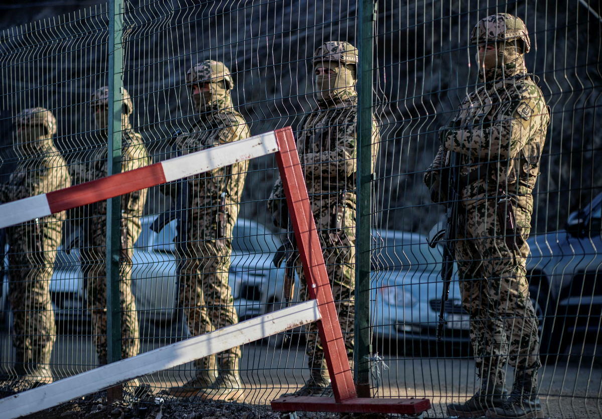 Des soldats de l'Azerbaidjan montent la garde a un checkpoint du corridor de Latchine, le 27 decembre 2022.
