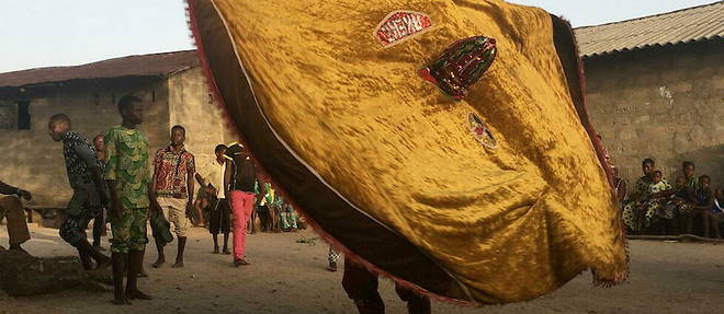 Une danse de revenants (egungun), region d'Abomey, Benin.
