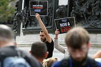 Lors de la procedure d'expulsion contre l'imam Iquioussen, des manifestants ont accuse la France d'<< islamophobie d'Etat >>.
