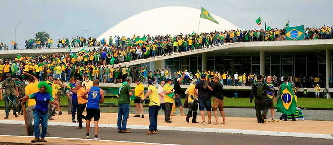 Plusieurs milliers de partisans de Bolsonaro ont envahi les lieux de pouvoir de la capitale du Bresil.
