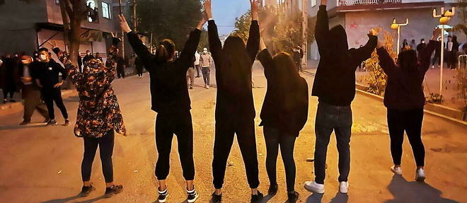 Le regime iranien reprime violemment le mouvement declenche par la mort en septembre de Mahsa Amini, jeune femme accusee d'avoir enfreint le code vestimentaire auquel sont soumises les Iraniennes. Ci-dessus : manifestation a Marivan, dans l'ouest de l'Iran, le 7 novembre 2022.
