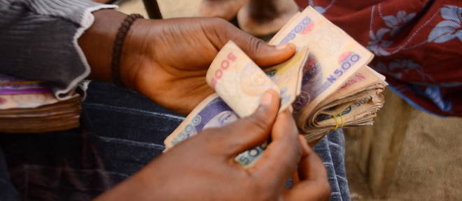 Les Nigerians ne pourront plus retirer que 20 000 nairas par jour en << cash >>, soit 42 euros, dans une limite de 500 000 nairas par semaine, soit 1 050 euros environ.

