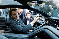 Emmanuel Macron au volant de la voiture a hydrogene Hopium, au Salon de l'automobile, le 17 octobre 2022.
