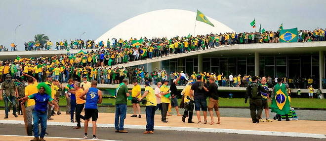Des supporteurs de l'ancien president Jair Bolsonaro envahissent le Congres national (Parlement bresilien), a Brasilia, le 8 janvier 2023.
