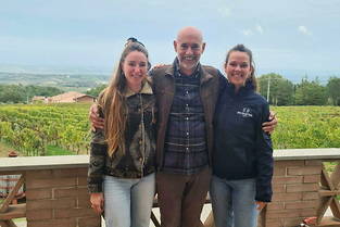 Maurizio Comitini, du domaine Croce di Febo à Montepulciano, en Toscane, avec Zoé Knauf et Clara Tanguy de Worldwine Women.
