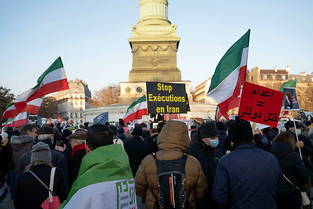 Mi-decembre place de la Bastille, a Paris, lors d&#039;une manifestation de soutien au peuple iranien apres les premieres executions de protestataires.
