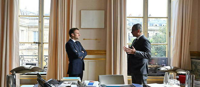 Emmanuel Macron et Kamel Daoud dans le salon d'angle de l'Elysee, a Paris, le 29 septembre 2022.
