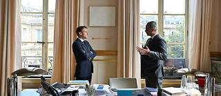 Emmanuel Macron et Kamel Daoud dans le salon d’angle de l’Élysée, à Paris, le 29 septembre 2022.
