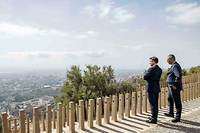 Emmanuel Macron et Kamel Daoud contemplent Oran du haut des murailles du fort de Santa Cruz, lors de la visite officielle du president francais en Algerie, le 27 aout 2022.
