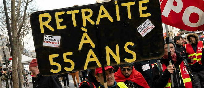 Un manifestant oppose a la precedente reforme des retraites, lors d'une manifestation a Paris, le 20 fevrier 2020.
