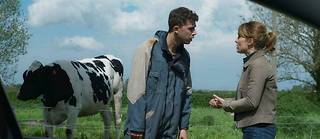 La journaliste Claire Lansel (Alix Poisson) tente de faire parler un jeune eleveur (Adrien Simion) dont le troupeau de vaches est malade.
