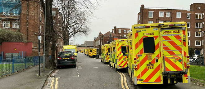 Des ambulances a l'arret devant l'hopital de Homerton, dans le nord-est de Londres, pendant la greve des ambulanciers, mercredi 11 janvier 2023.
