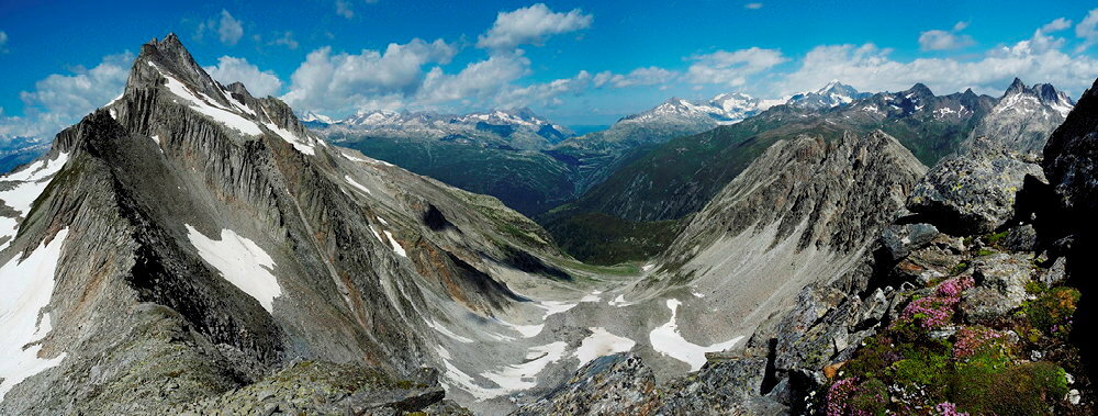 Vue sur le glacier du Rhone, dans les Alpes suisses. 