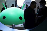 Les participants visitent le stand Google ou un modele du logo Android est expose au CES 2023 au Las Vegas Convention Center le 06 janvier 2023 a Las Vegas, Nevada.

