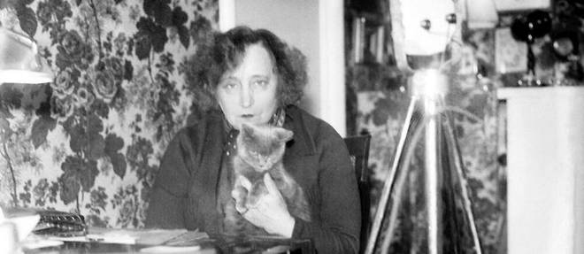 Colette avec l'un de ses chats, dans les années 1940.  
