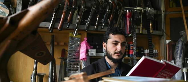 Au Far West pakistanais, une bibliotheque se fait une place pres d'un grand marche d'armes