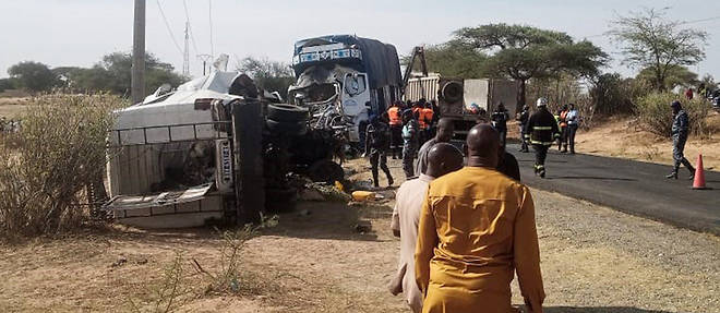 La collision entre un car et un camion a eu lieu pres de Sakal, dans le nord du Senegal, ce 16 janvier 2023.
