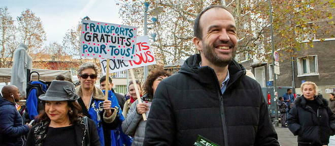 Manuel Bompard, depute LFI de la 4eme circonscription des Bouches-du-Rhone manifeste avec des miliatnts contre la ZFE Place Cadenat a Marseille