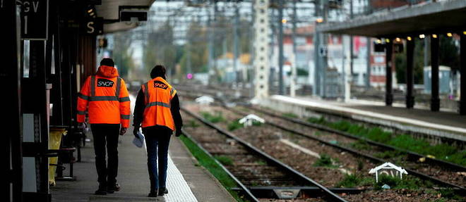 Des employes de la SNCF dans la gare de Toulouse-Matabiau, le 4 decembre 2022.
