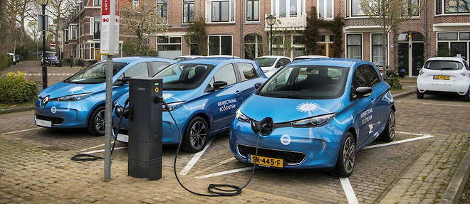 Renault (ici a Utrecht au Pays-Bas) et d'autres constructeurs comme Hyundai testent la faisabilite technique de la charge bidirectionnelle permettant d'utiliser les voitures electriques pour stabiliser le reseau.
