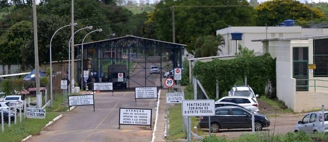 Bresil: devant la prison de Colmeia, les familles sans nouvelles des detenues