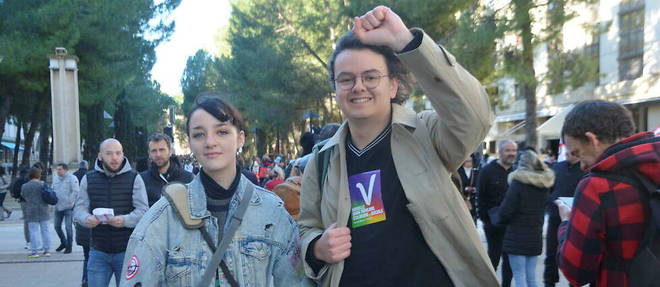 Alice, 17 ans, vient de quitter LFI et Goran, 18 ans, etudiant en histoire, aujourd'hui jeune militant socialiste.

