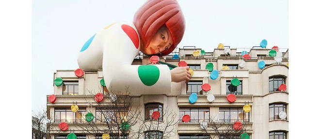 L'installation a l'effigie de Yayoi Kusama sur la boutique Louis Vuitton des Champs-Elysees a necessite 412 metres carres de toile posee entre les 6e et 8e etages du batiment.
