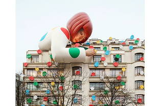 L'installation à l’effigie de Yayoi Kusama sur la boutique Louis Vuitton des Champs-Élysées a nécessité 412 mètres carrés de toile posée entre les 6 e  et 8 e  étages du bâtiment.
