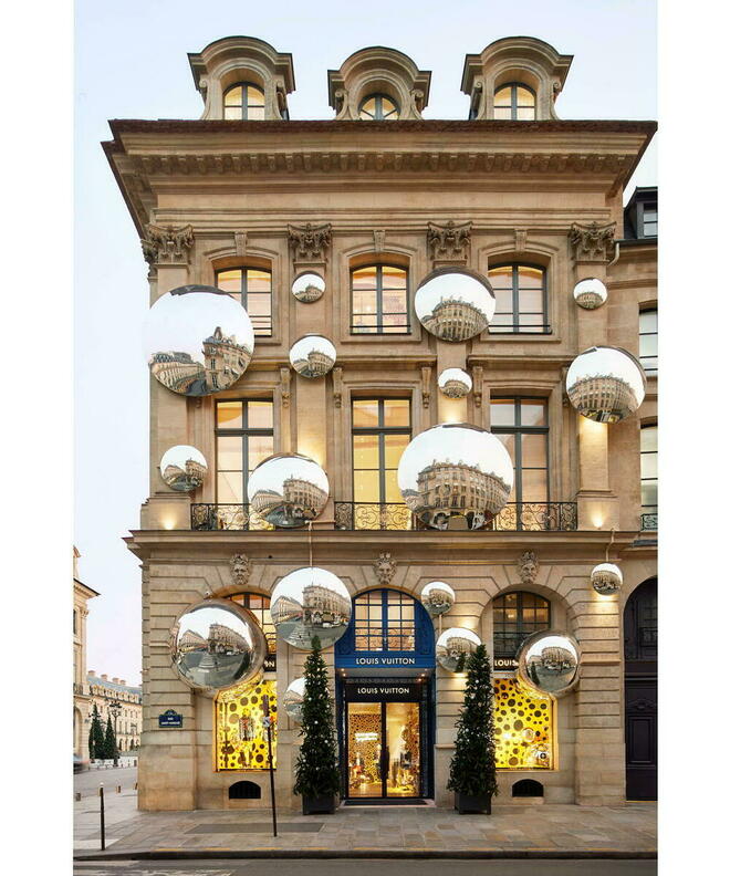 Yayoi Kusama chez Louis Vuitton au Printemps - Paris, sept…