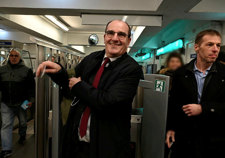 
        Train-train. Jean Castex, a la station Nation, s'apprete a rencontrer des agents de la RATP, le 13 janvier.