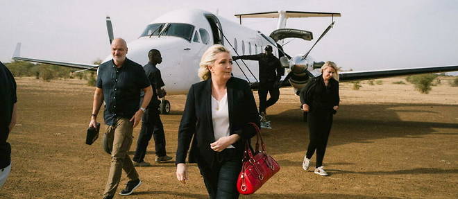Marine Le Pen a la sortie de son avion sur l'aerodrome de Saint-Louis, au Nord du Senegal, mardi 17 janvier. 
