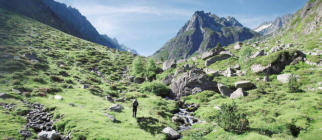 Une vue des Pyrenees. << Les activites de plein air et les entrees dans les parcs nationaux ont fortement diminue >>, selon les etudes analysees par le chercheur Michel Loreau.
