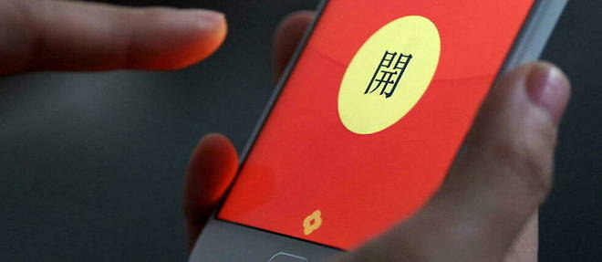 Un utilisateur de telephone mobile obtient des << hongbaos >> (enveloppes rouges) digitales par l'application de messagerie mobile WeChat.
