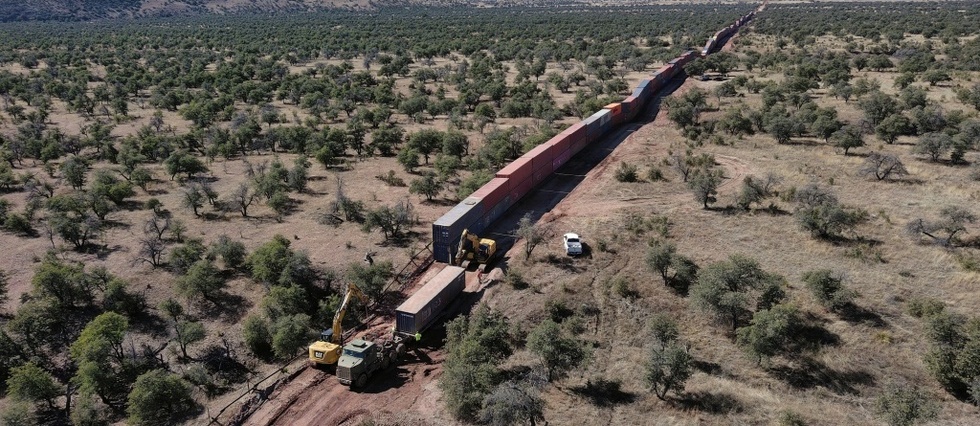 En Arizona, desmantelan muro de contenedores en la frontera con México