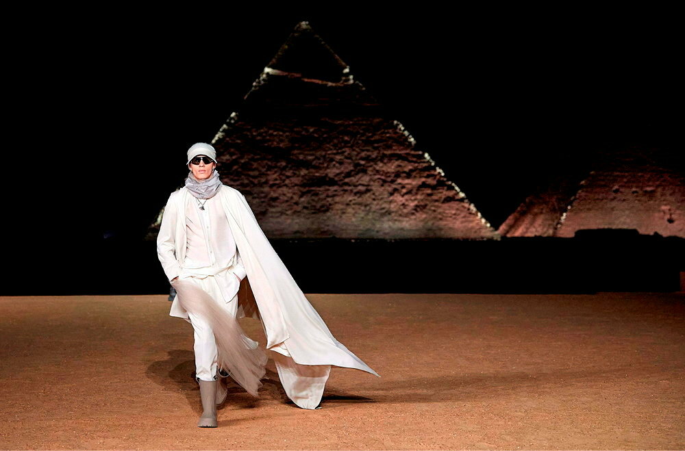 Affirmer sa puissance en defilant dans un lieu unique : la collection Dior Men pour l'automne 2023 devant les pyramides d'Egypte.