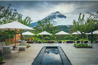 Situe au Costa Rica, le  Nayara compte parmi notre palmares des 15 hotels qui compteront en 2023.
