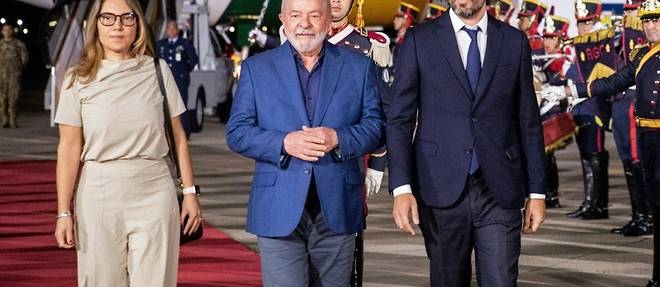 En visite en Argentine, Lula promet un retour "a la normalite" au Bresil
